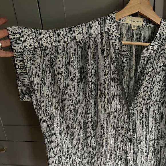 Cloth and Stone 100% silk top - Picture 2 of 3